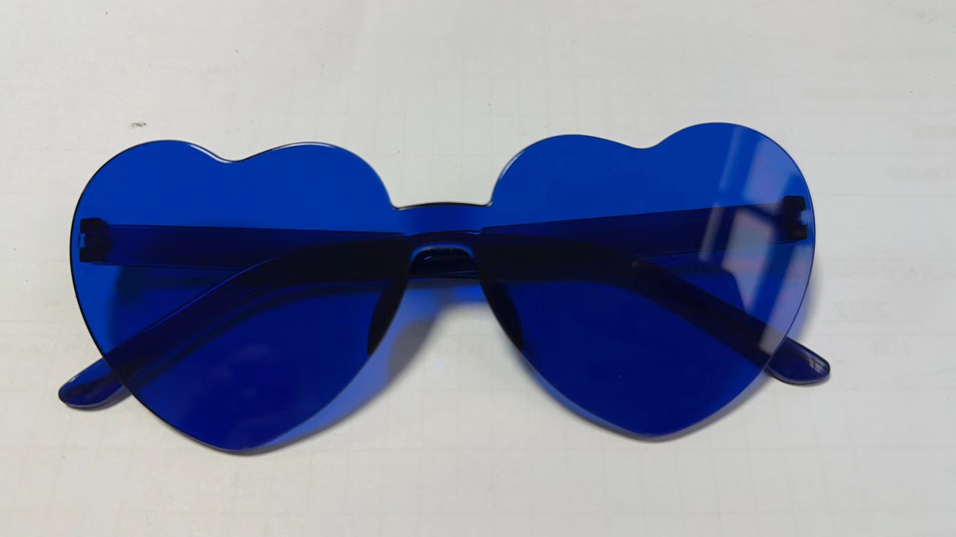 Picture of Heart Sunglasses, Heart Sunglasses, Jelly Color Rimless Heart-Shaped One-Piece Glasses, Dazzling Color Glasses
