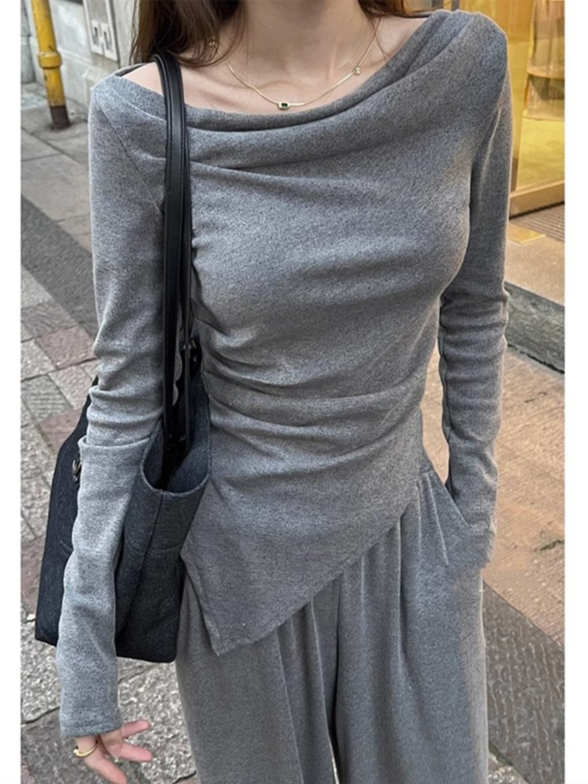Spring and Autumn sexy irregular off-shoulder top women's long-sleeved T-shirt European and American slim off-shoulder pleated slimming bottoming shirt