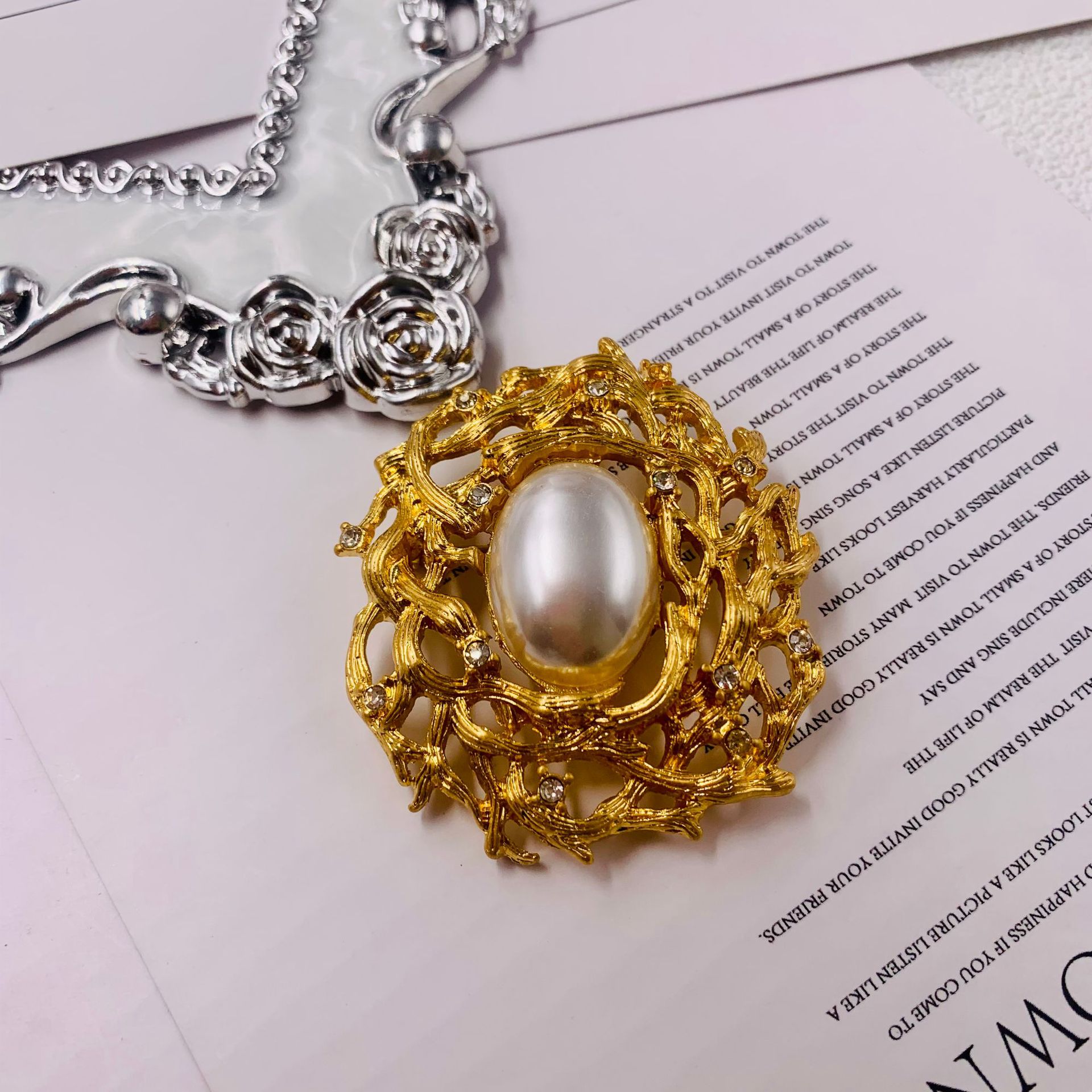 Picture of Mid-ancient vintage western electroplating real gold plain gold lava branches texture full diamond anti-pearl brooch chest ornaments