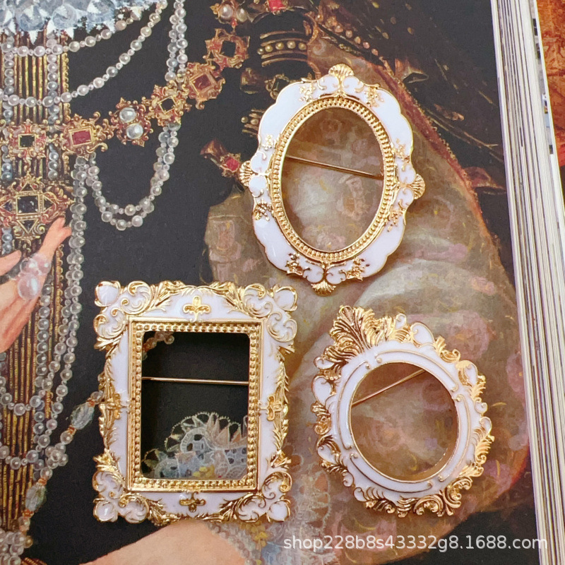 Picture of Palace Photo Frame Brooch Pin Embossed Exquisite French Small Simple Pattern Vintage Artistic Baroque David Female