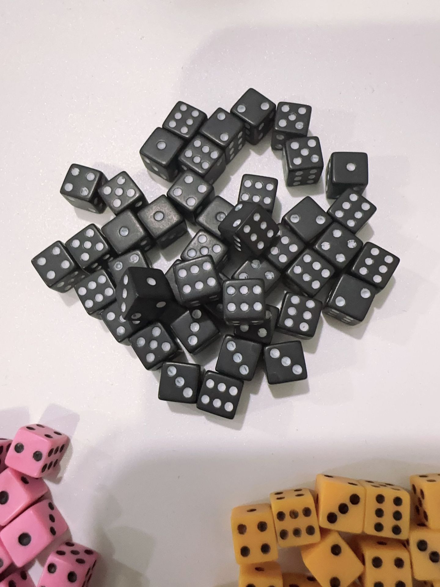 Picture of Yiwu Dege leisure and entertainment supplies direct 8mm new color and 8mm white ordinary color dice
