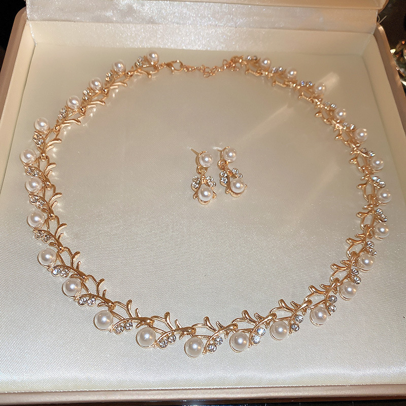 Picture of European and American light luxury high-end zircon jewelry suit necklace niche retro clavicle chain fashion Joker jewelry wholesale