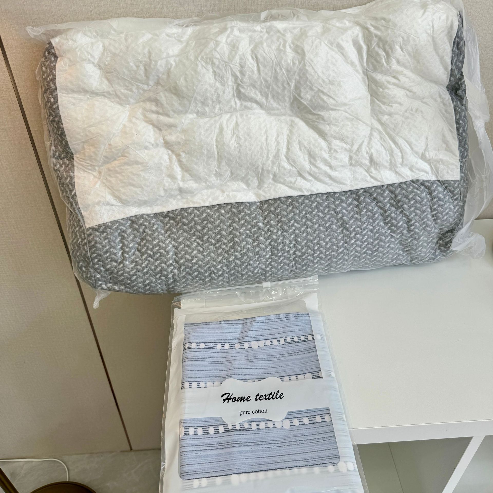 Picture of [Traction Pillow-Special Edition] Helps Sleep Comfortable Knitted Cloth Neck Pillow Feather Velvet Pillow Traction Hotel Pillow