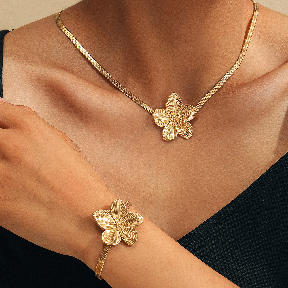European and American Cross-border Retro Gold Stainless Steel Big Flower Pendant Necklace Women's Waterproof INS Design Sense Necklace