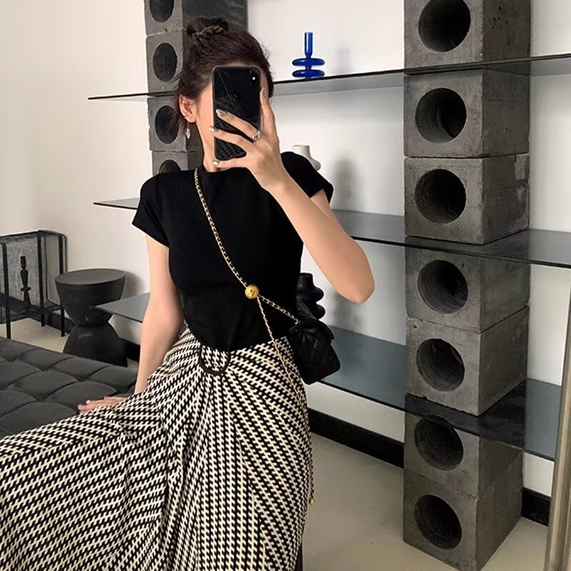 Picture of Solid Color T-Shirt Women's Tight Shoulder Short-Sleeved 2024 Summer Round Neck Pure Cotton Slim-Fit Even Stacked Short Top