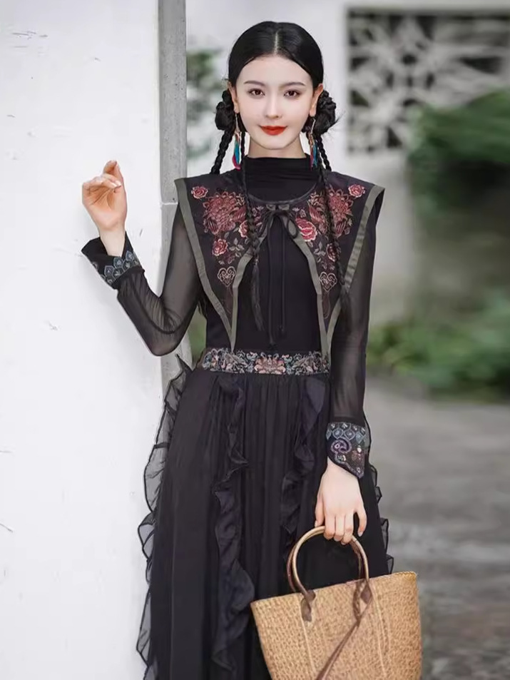Picture of Four Seasons All-match Ethnic Style Women's Clothing New Chinese Retro Embroidered Cloud Shoulder All-match Cape Shawl Short Small Outer