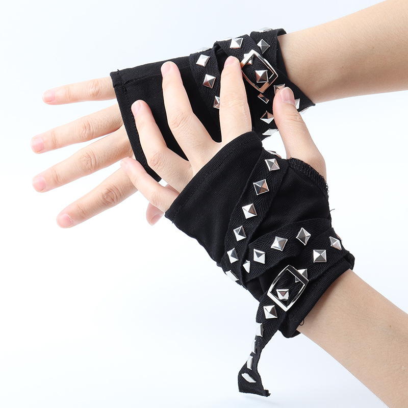 The new Y2K millennial hottie gloves are studded knights, functional wind, punk, dark dancing, and performance, with a half-finger short look