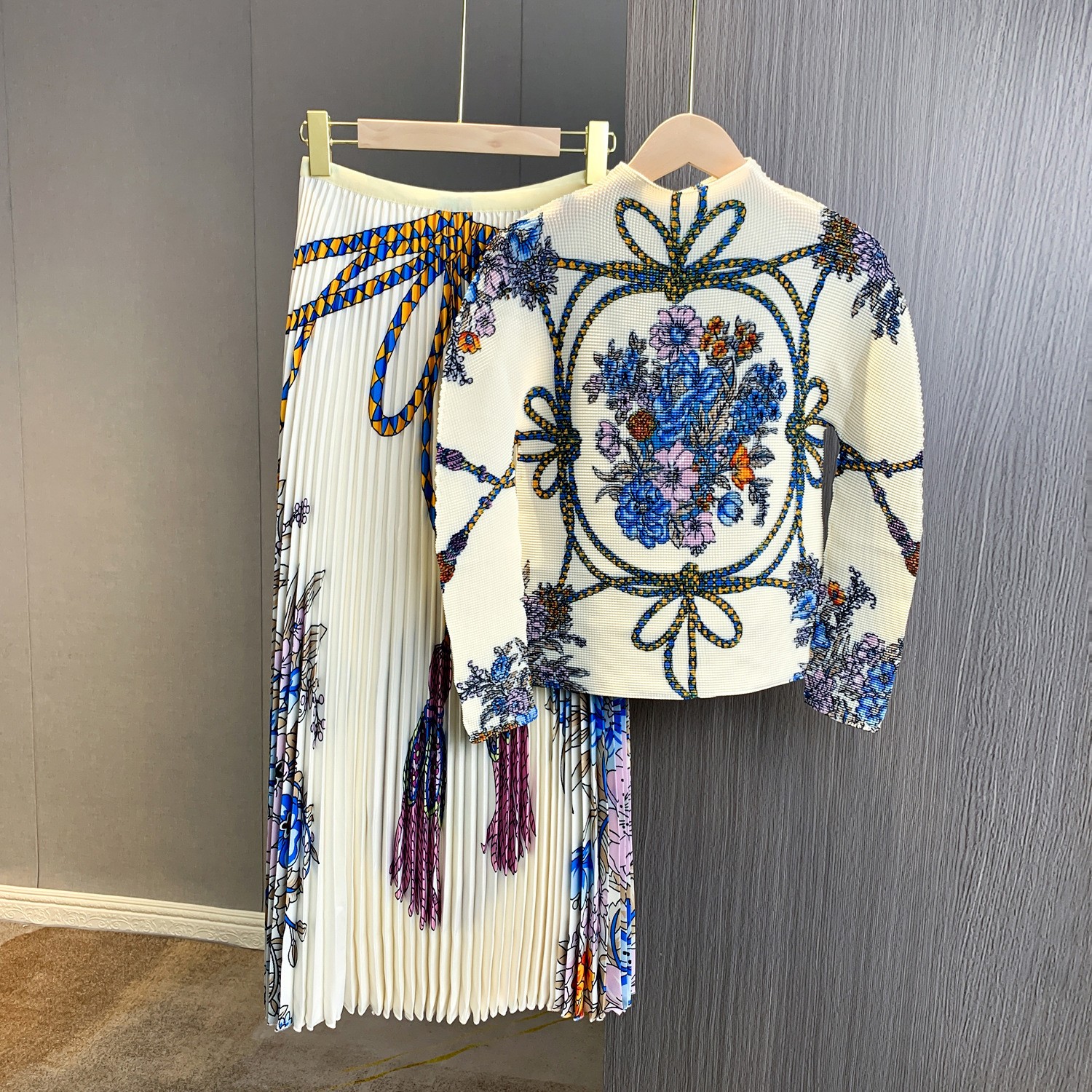 Pleated Suit with Palace-Style Print, Long Skirt Set, Flared Design, Slimming and Elegant Vintage Fashion Base Shirt Set
