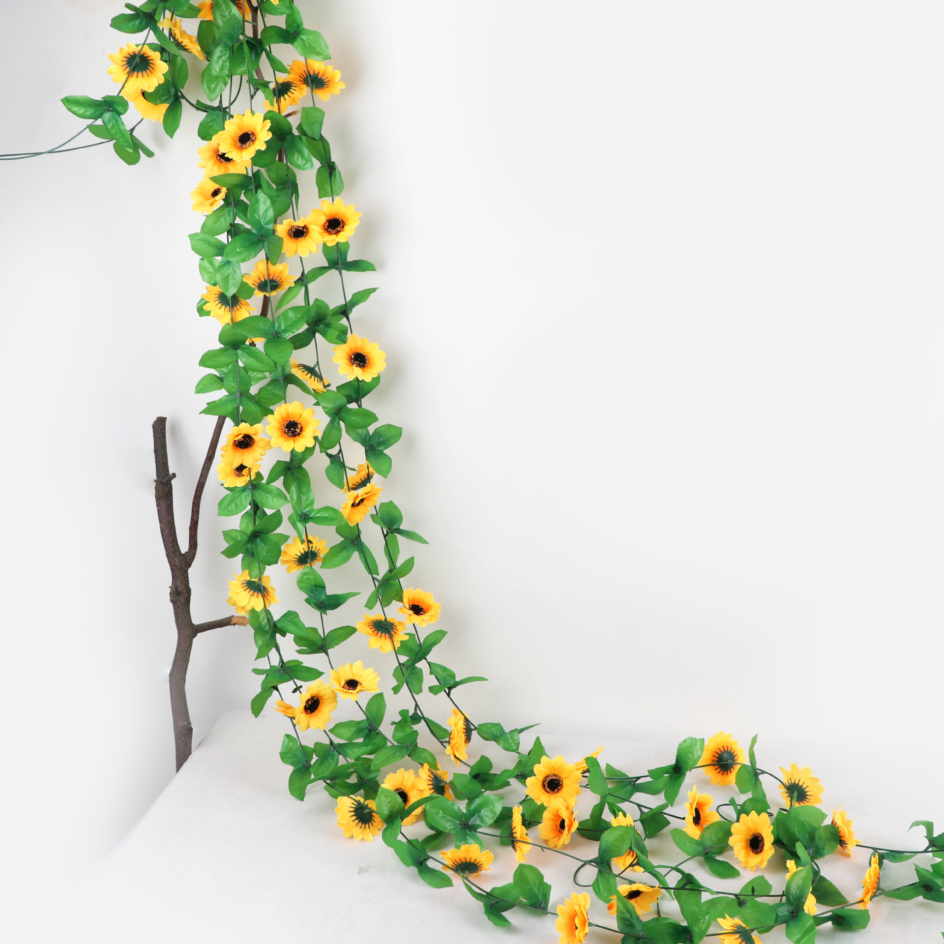 Picture of Amazon cross-border silk flower imitation Flower Vine wholesale artificial flower home decoration sunflower imitation flower wholesale