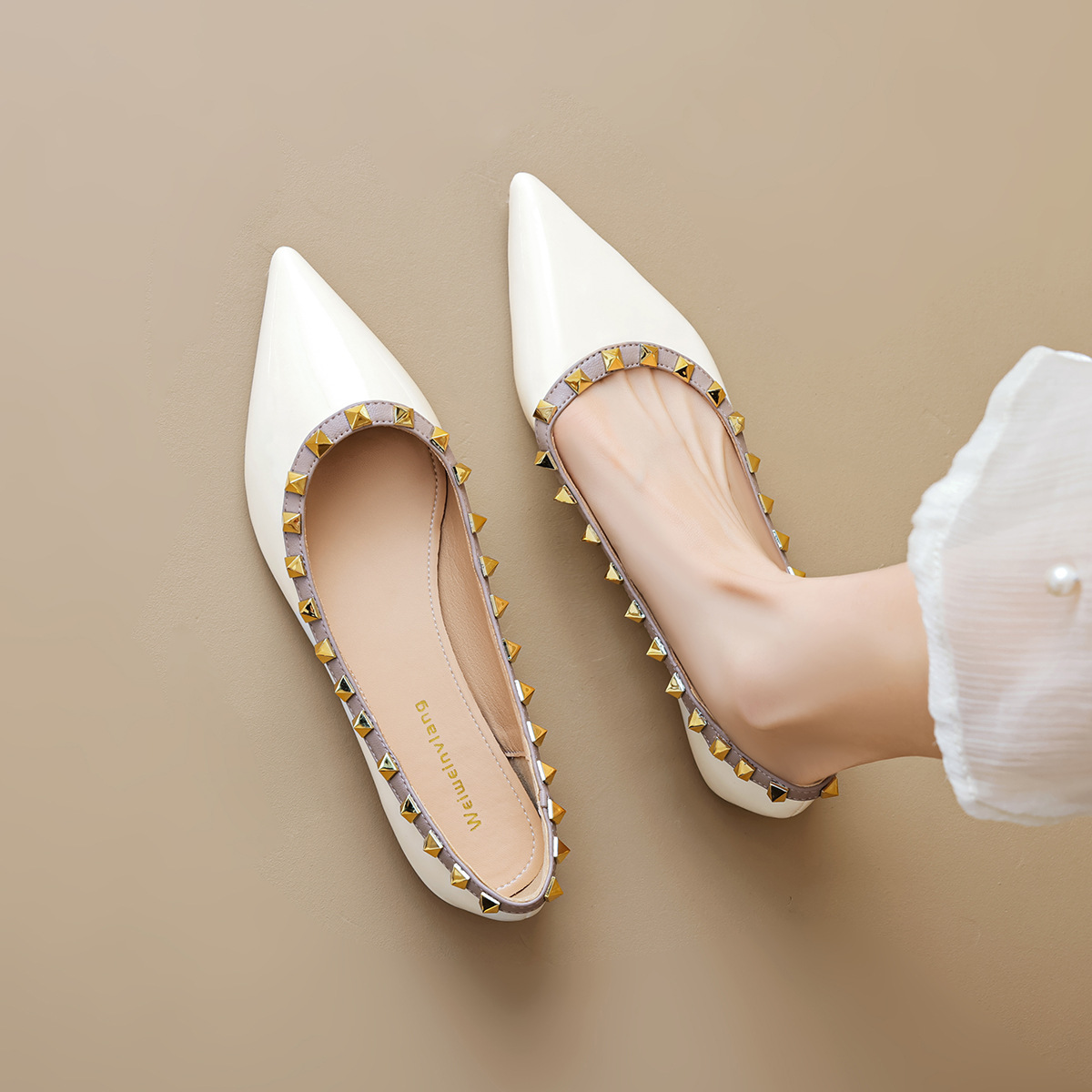 Weiwei Girl 2023-32 French Temperament Pointed Single Shoes Women's Flat Shallow Rivet Late Night Soft Bottom Ladyshoes