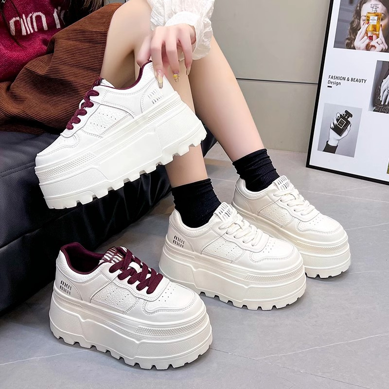 Korean Style Height-Increasing White Sneakers 2025 New Versatile Trendy Pair with Skirts for Petite Women Autumn Popular Thick-Soled Sneakers Trendy