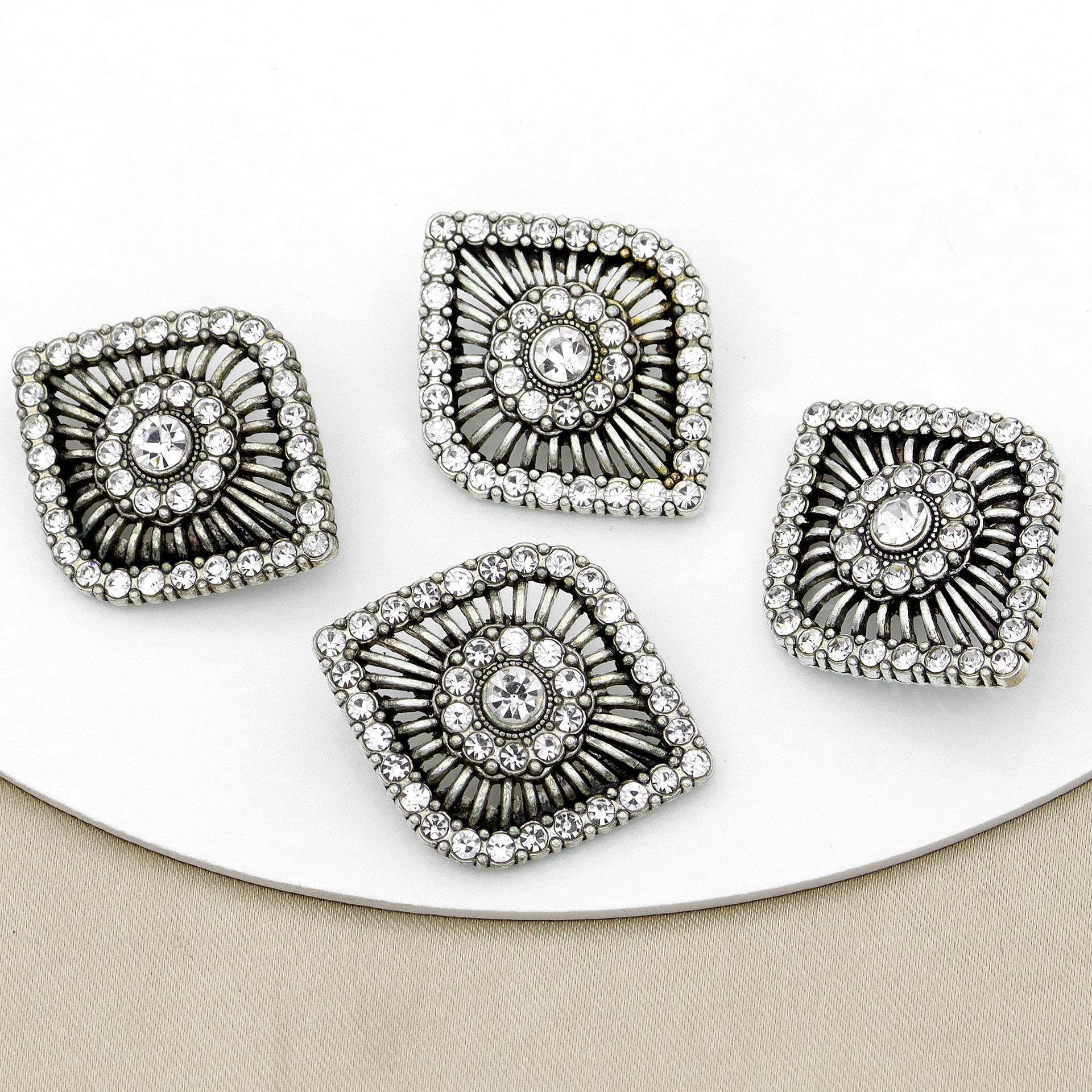 Imitation Czech Diamond Buckle, Cut Out Eye-Shaped Alloy Metal Buckle, the First Choice of Versatile Buttons for Autumn and Winter