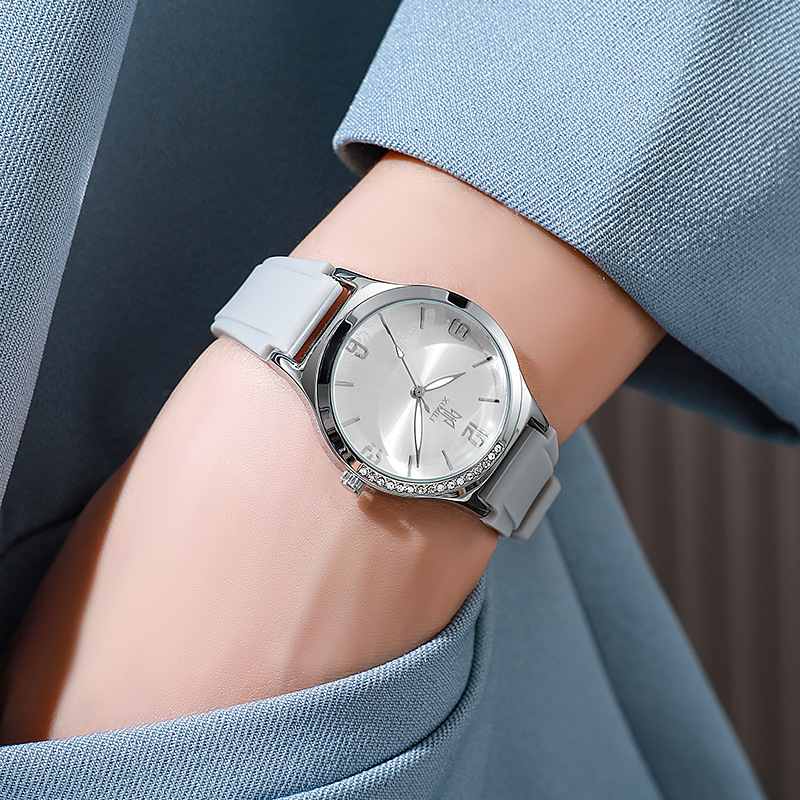 New live with goods classic gray simple ladies silicone tape Joker quartz women's watch a generation of hair