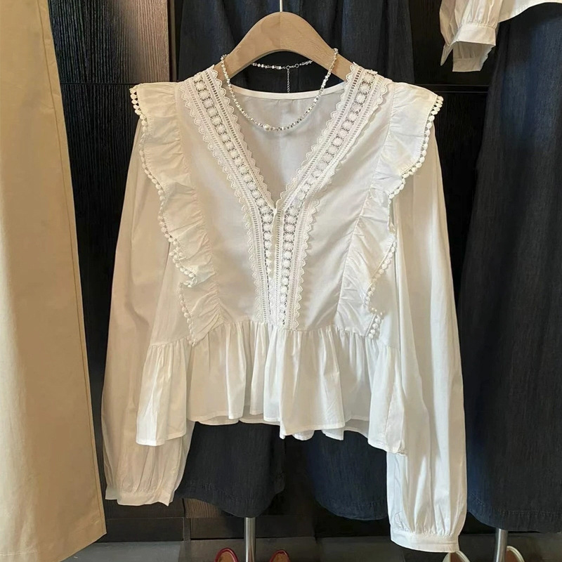 Self-retained strict selection recommend ~ "north latitude daily" French elegant sweet lace v-neck ruffled shirt for women