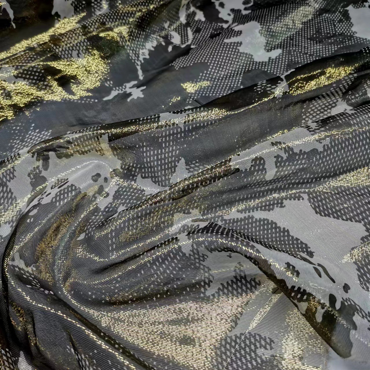 Gold Skin Silk Jokey Fabric 10 Mm Bronzing Ink Graffiti Shiny Fashion Breathable Fabric