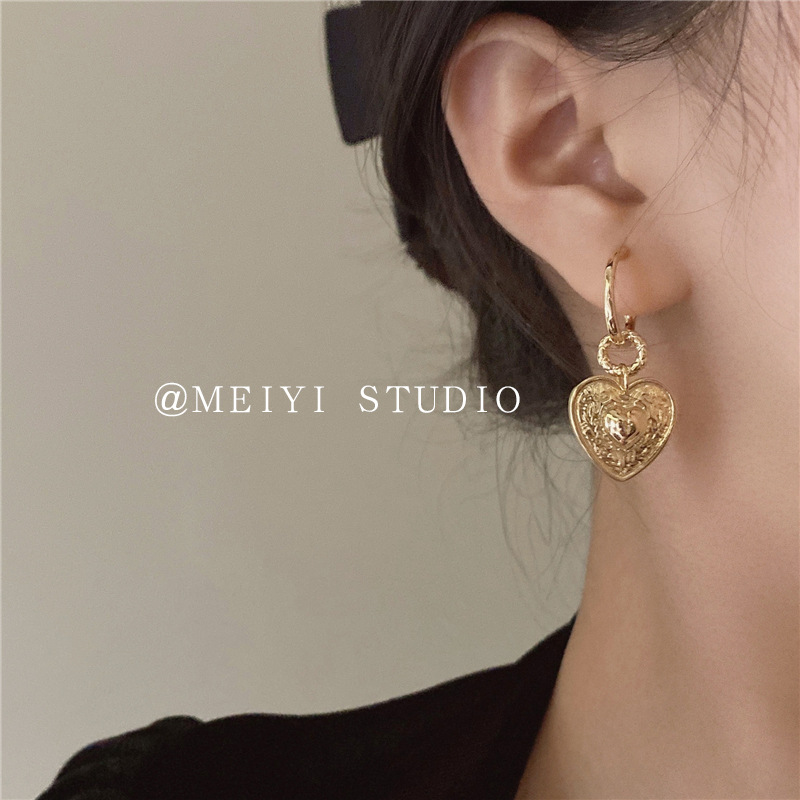 Baroque Exquisite Relief Heart Retro Hoop Earrings Women's Niche Design Fashionable Popular Accessible Luxury Earrings Trend
