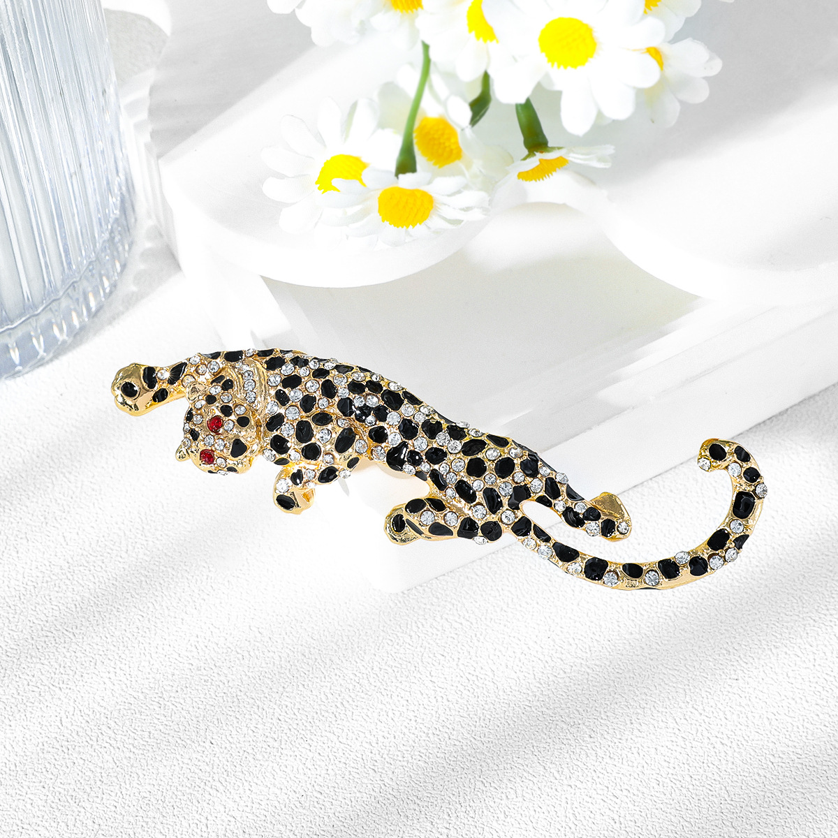 Unique and Stylish European and American Leopard Brooch Unisex Pin with Diamonds for Jackets and Coats Alloy Accessory