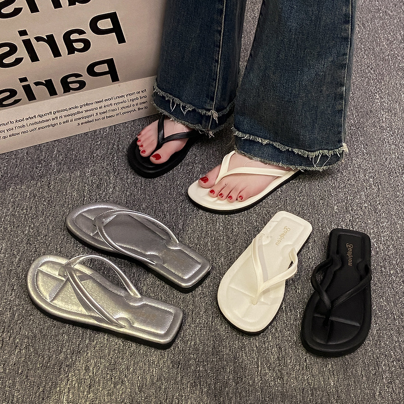 Summer New Korean Style Flat Flip-Flops Women's Outwear Ins Trendy Simple Two-Color Clip Splint Shoes Beach Shoes for Women