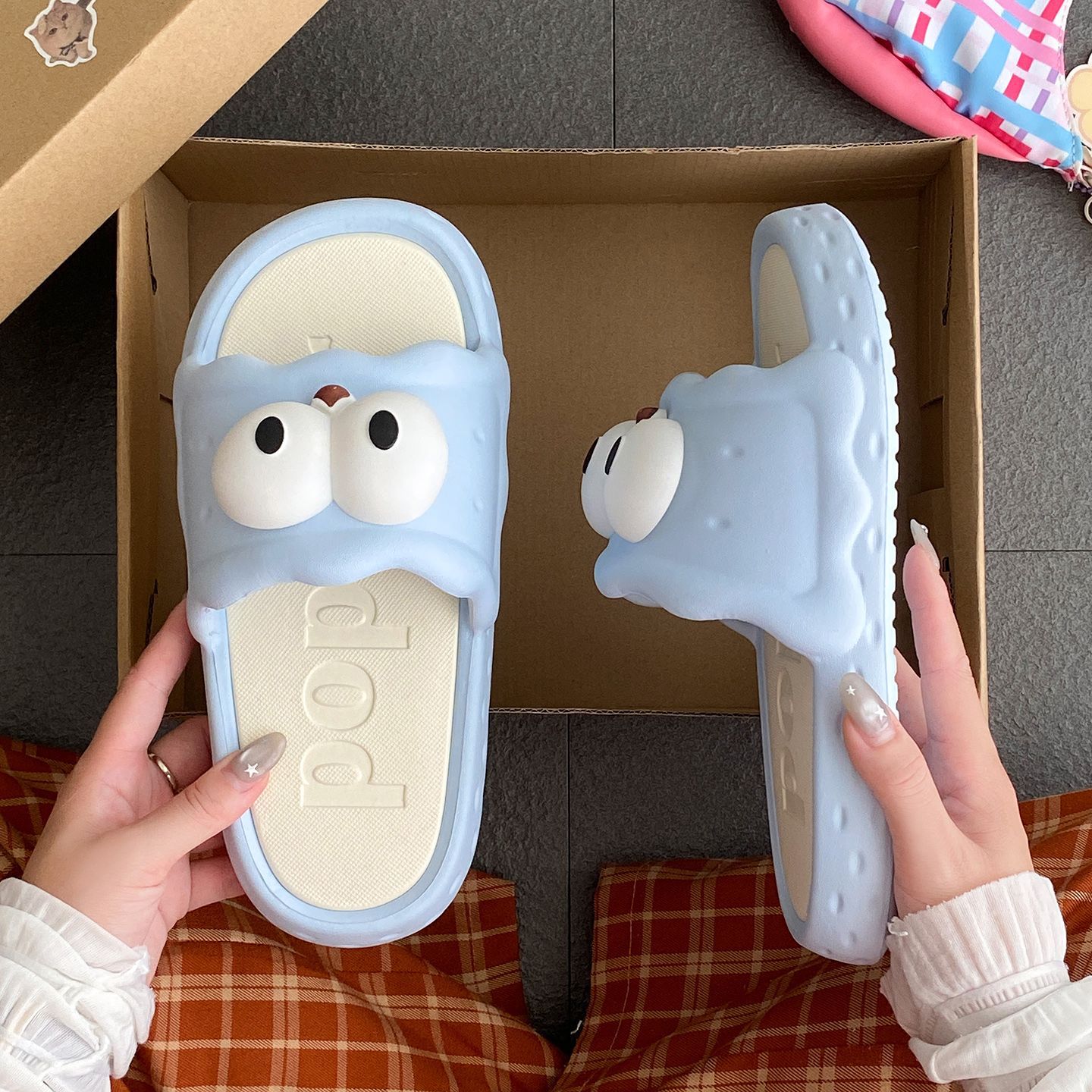 Detachable indoor and outdoor comfortable cool slippers, EVA soft-soled summer home cute big-eye slippers for women