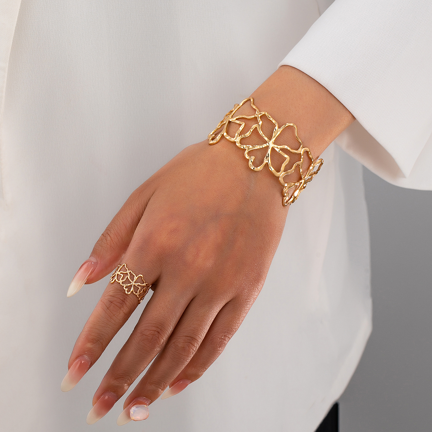 Cross-Border Hot Selling Fashion Trend Metal Hollow Flower Bracelet Ring Set Suitable for Women to Wear at Daily Parties