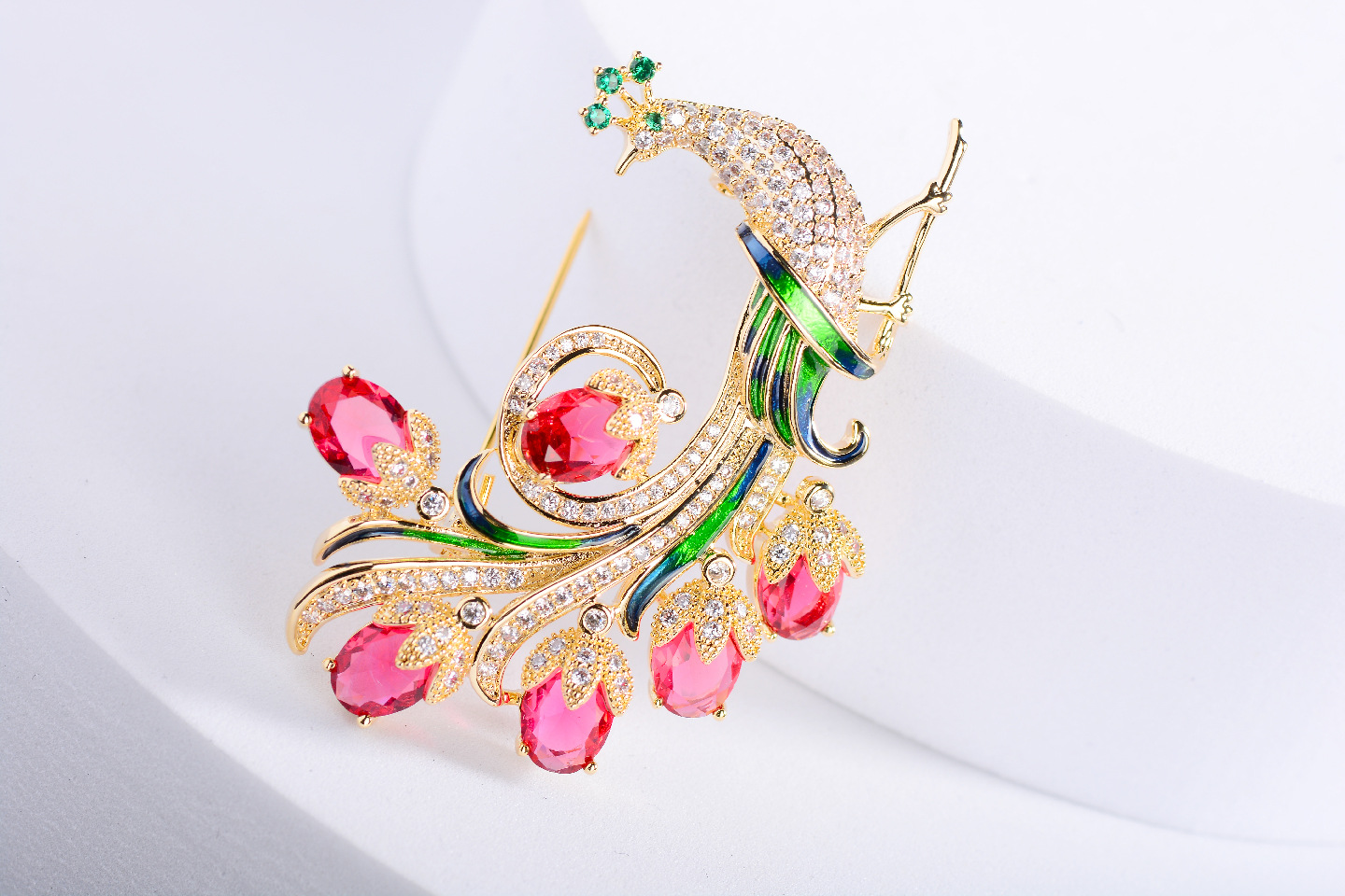 Picture of Korean Fashion Peacock Open Screen Zircon Brooch Fashion High-end Sense Clothing Pin Coat Cardigan Accessories Women