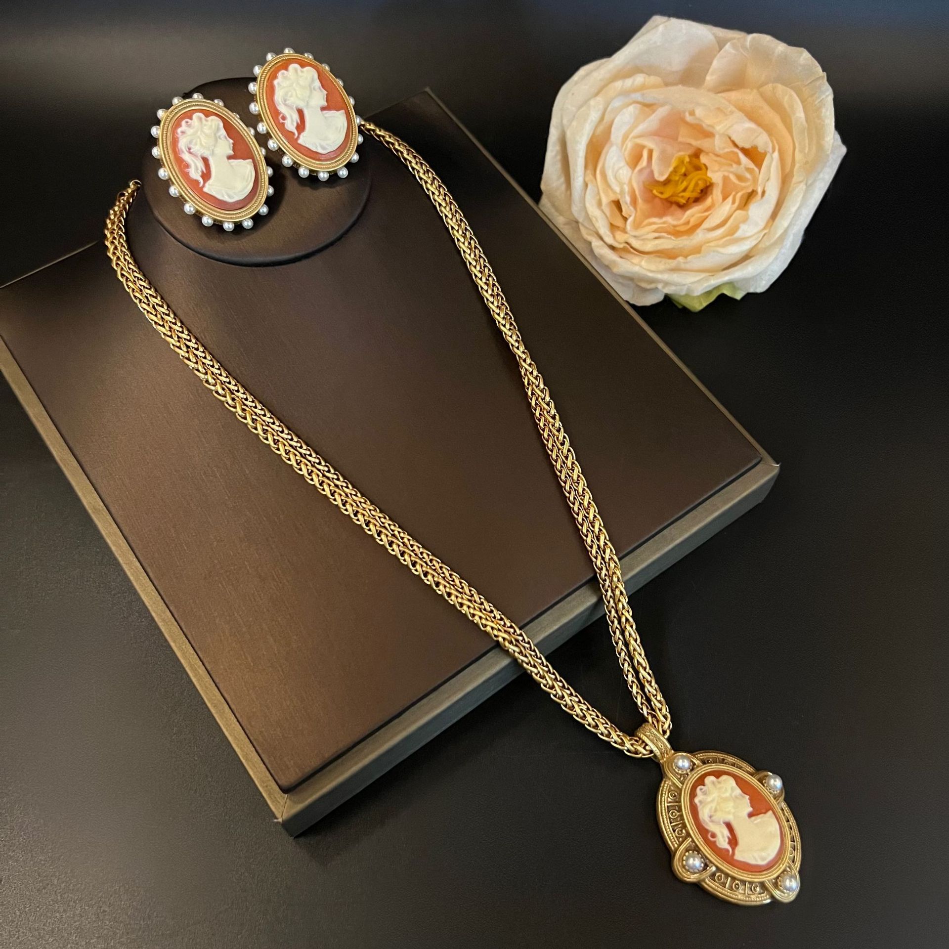 Middle Ancient Retro Court Style Old Gold Plated Embossed Pearl Double Layer Necklace Earrings Beauty Head Earrings suit
