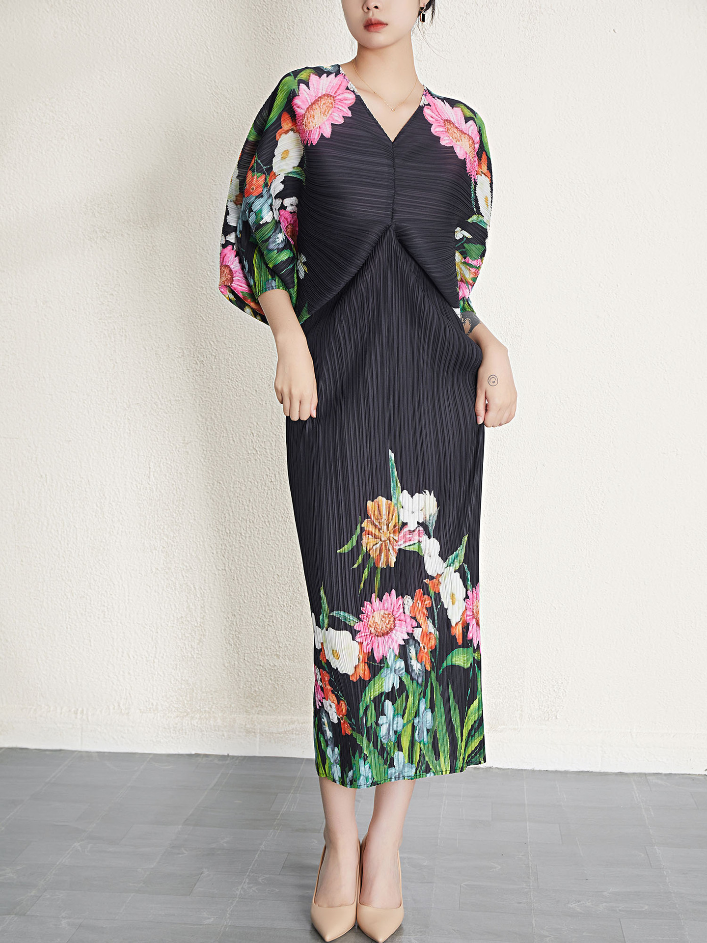 Pleated Bat Sleeves V Neck Large Size Hip-Covering Long Skirt 2024 Miyake New French Waist Printed Elegant Dress