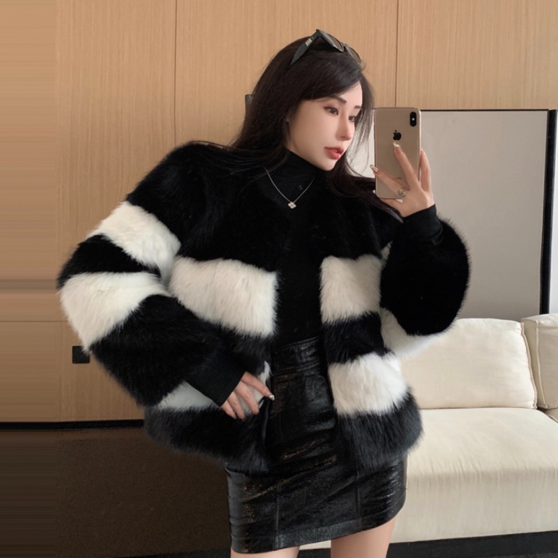 Real shot 2024 winter new fox fur black and white contrast coat women's short close-fitting elegant socialite coat