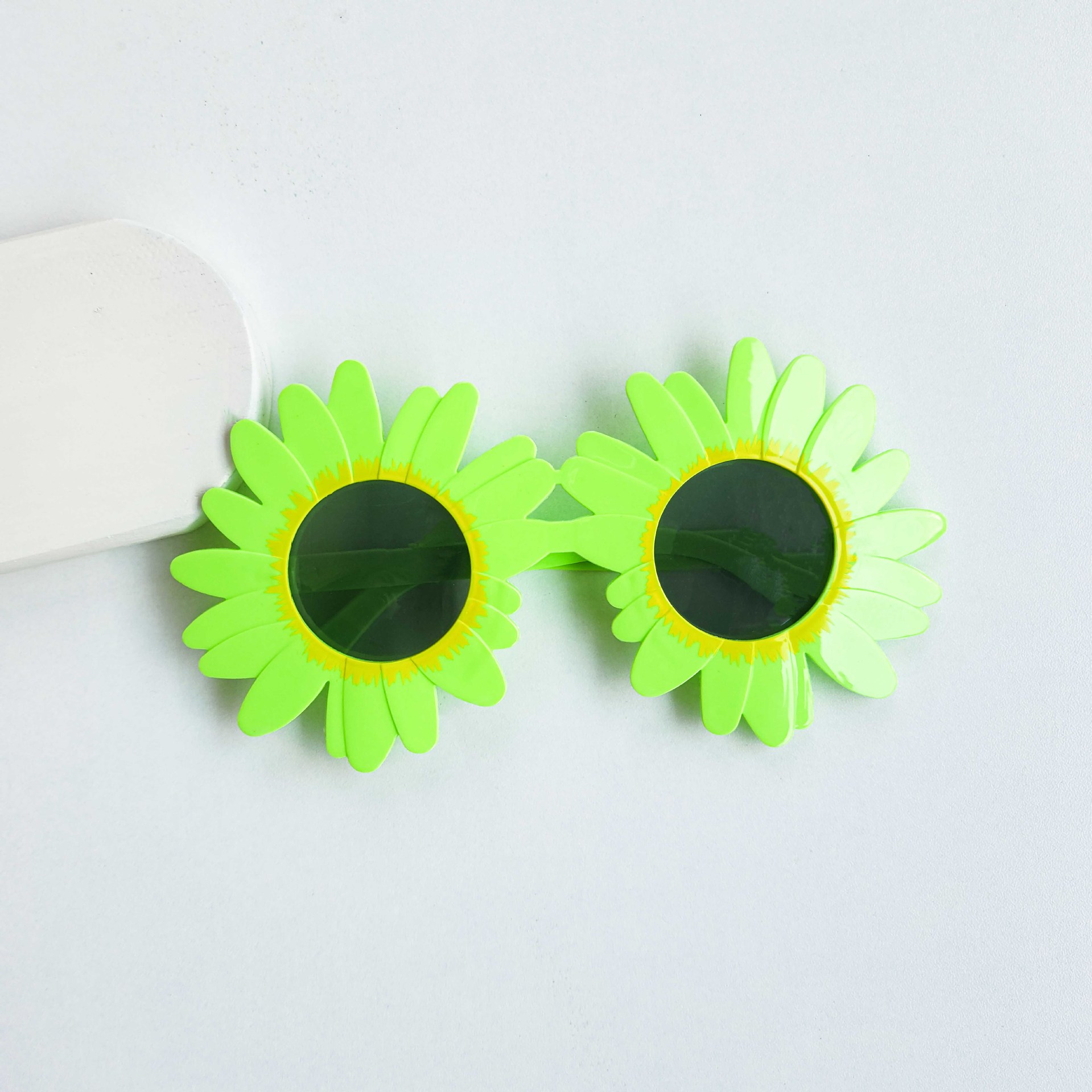 Picture of Decorative glasses party funny props sunflower daisy flower shape photo props plastic shape sunglasses