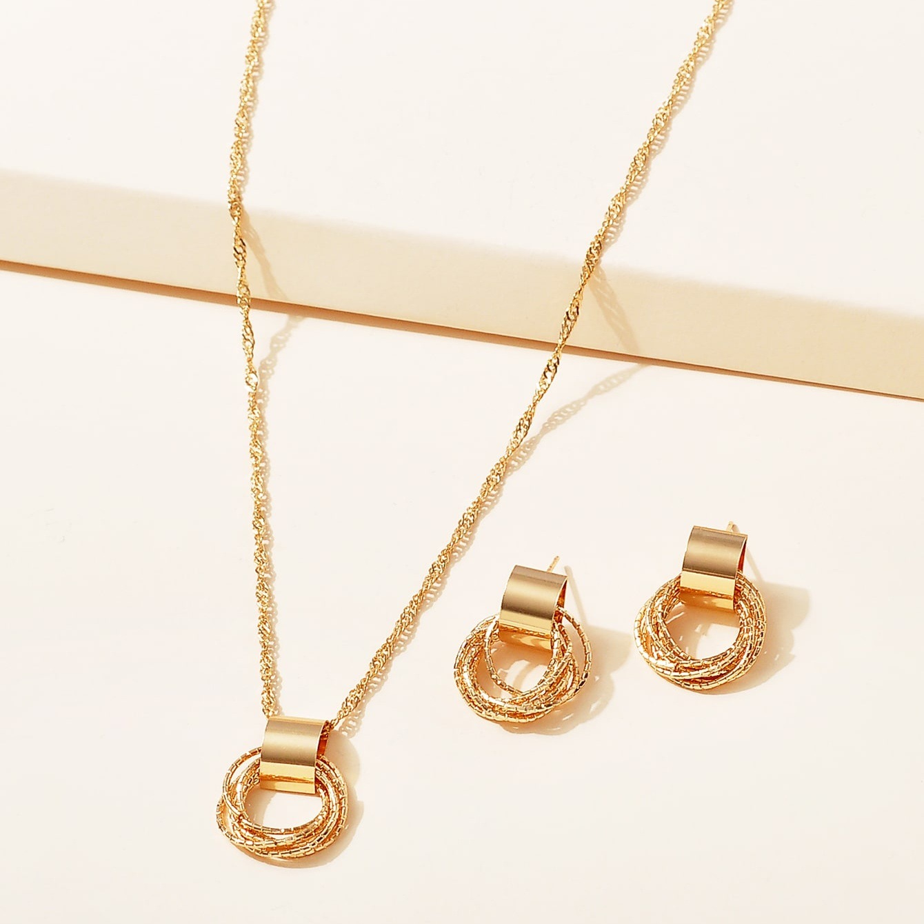 European and American Cross-Border Jewelry Fashion Simple Elegant Metal Geometric Necklace Earrings Set Clavicle Chain Necklace Earrings for Women