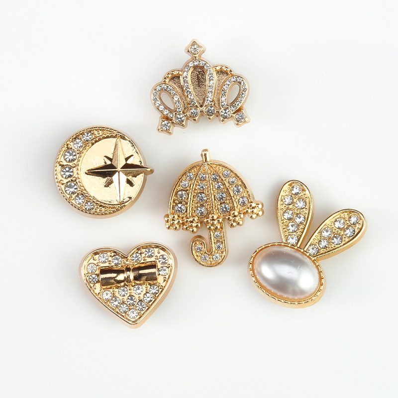 Diamond-encrusted alloy hole shoes flower love pearl shoes DIY accessories texture metal cute chain decorative buckle