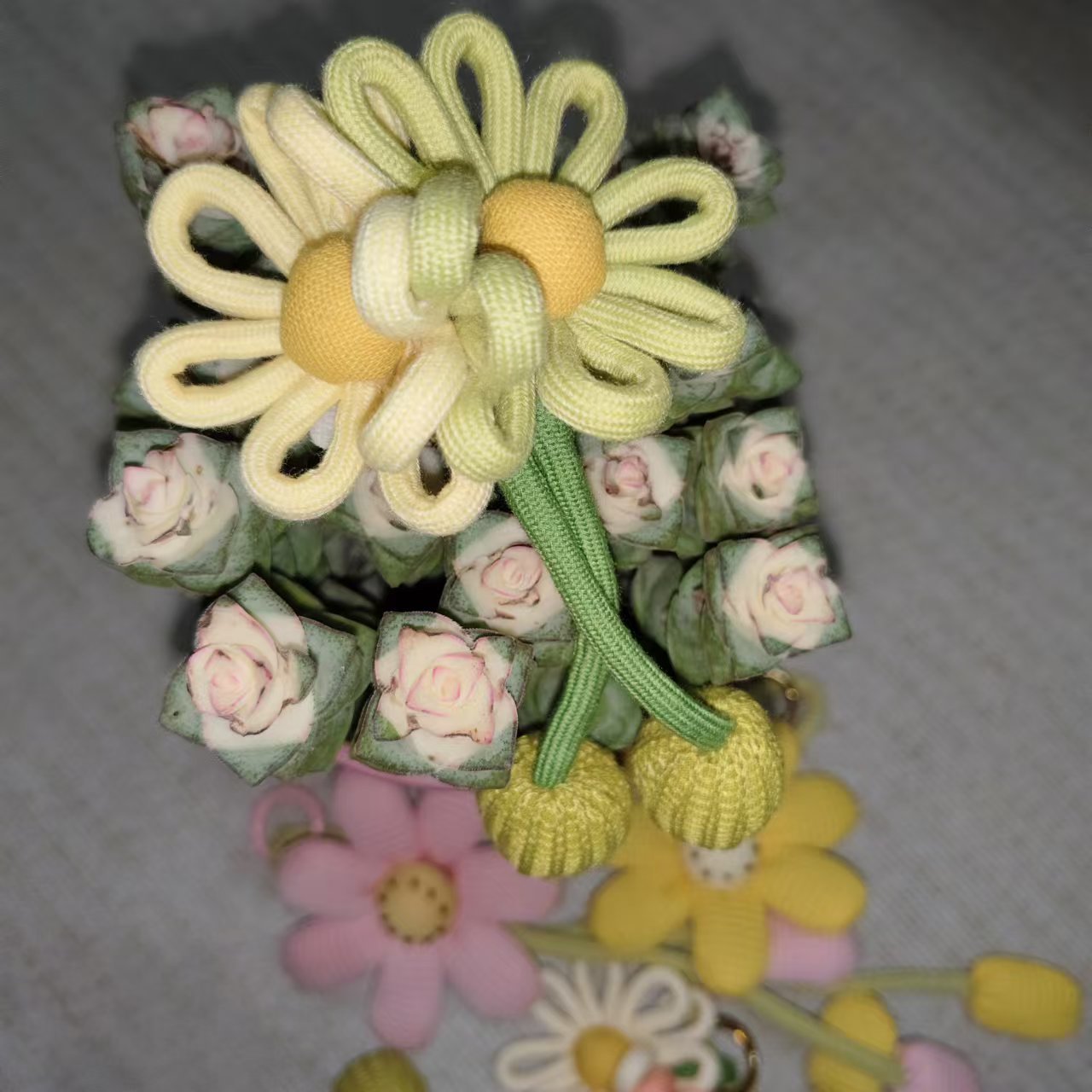 Picture of Sunflower Pendant, Knitted Baby Ornament, Yarn Woven Chrysanthemum Flower Keychain Accessory, Creative Handmade Car Key