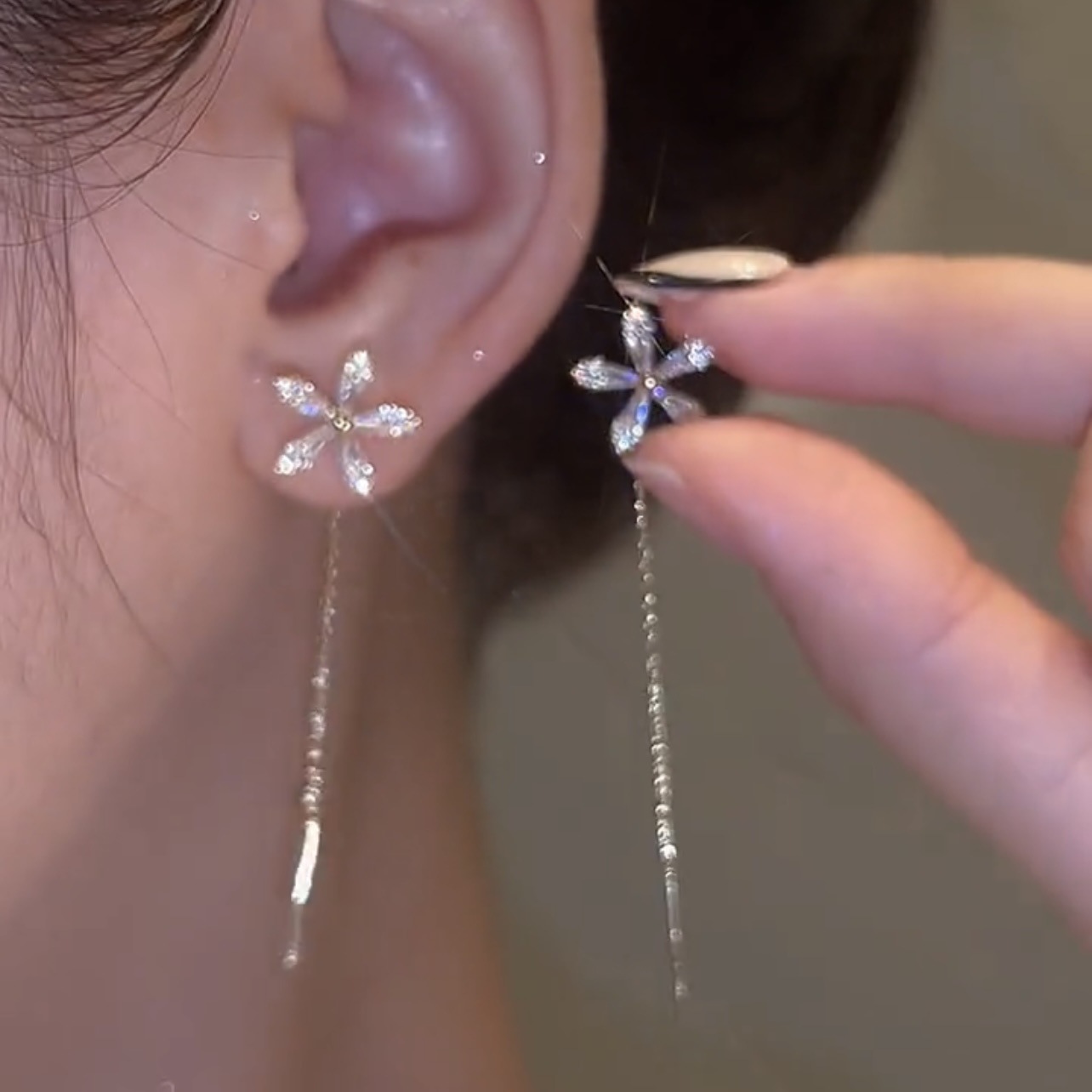 Cross-border jewelry wholesale niche design earrings female fashion European and American flower earrings shaking sound net red jewelry