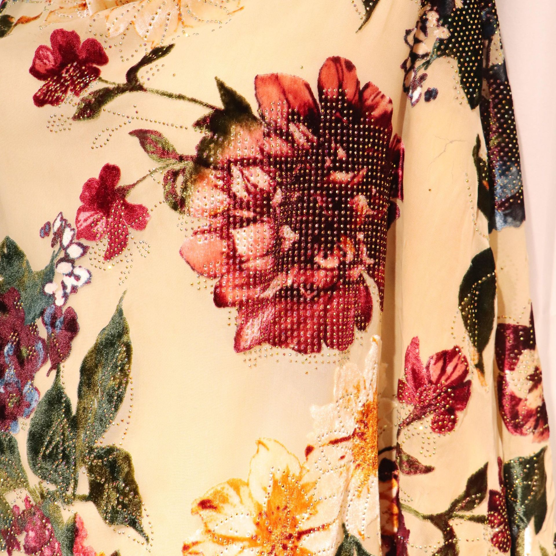 Source manufacturers wholesale velvet woven hot drill hot figure brocade velvet fabric nightgown dress cheongsam fabric fabric