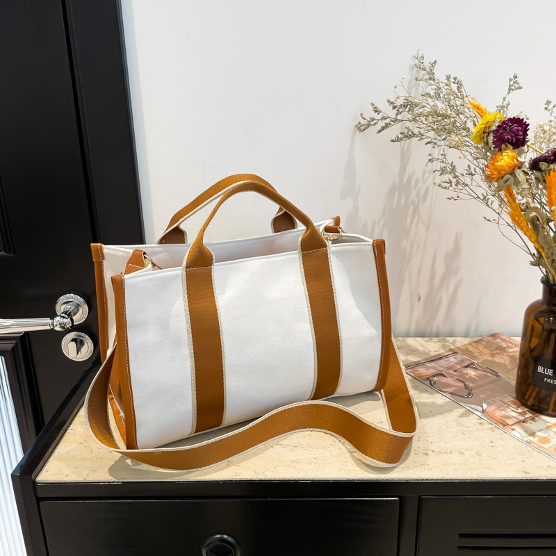 Picture of Niche Design Korean Style Large Capacity Handbag Women's 2024 Winter New Fashion Commuter Shoulder Crossbody Tote Bag