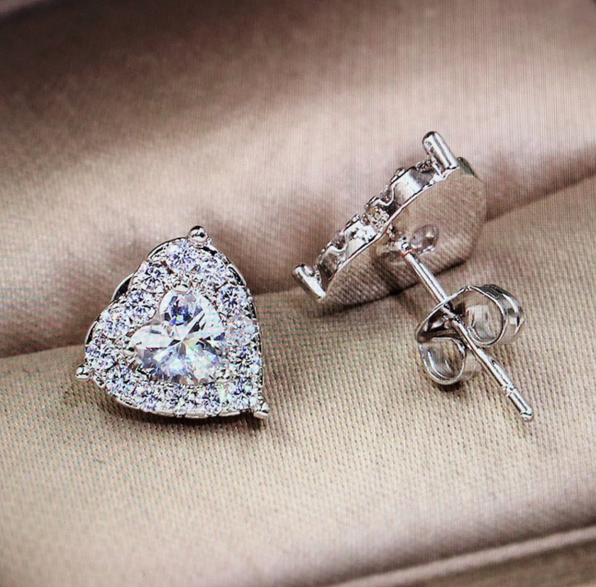 Picture of Lihuang wish European and American new fashion exquisite love simple Super Flash Diamond-embedded heart-shaped temperament stud earrings for women Wholesale