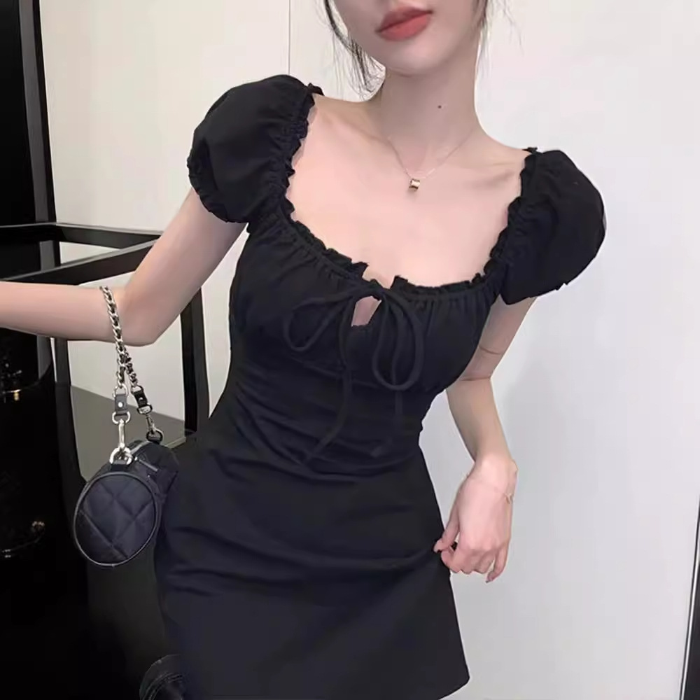 French Square Collar Black Short-Sleeved Dress for Women in Summer with Fungus-Edged Waist Skirt, Elegant Slimming Look and Hip-Hugging Skirt