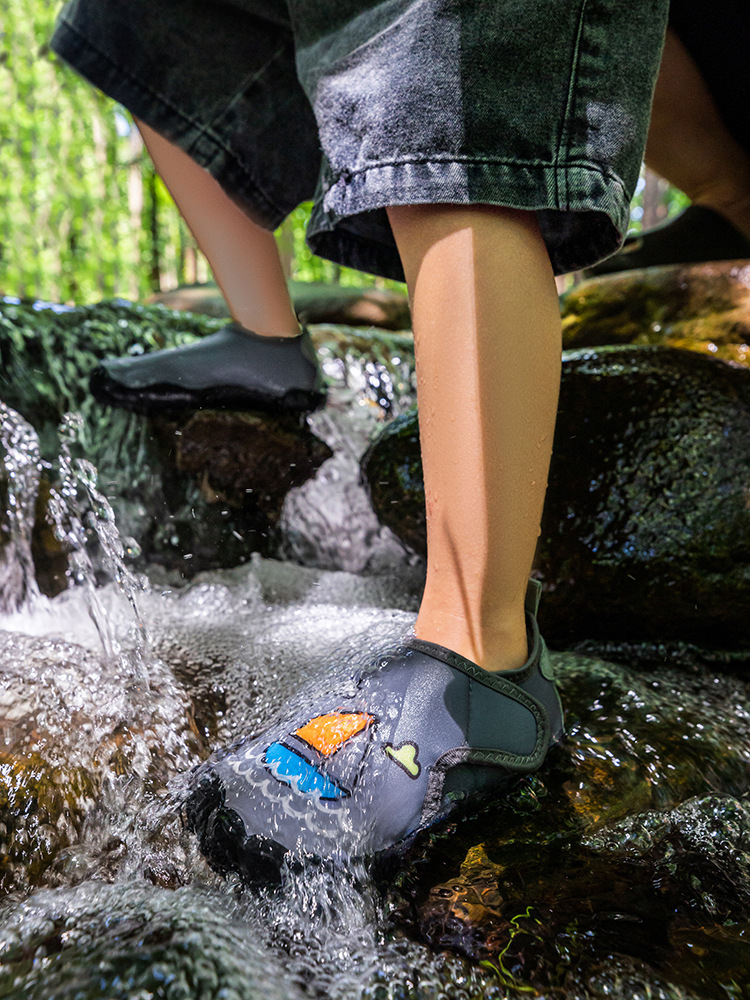 Picture of 2025 New Style Kidsren's Water Shoes, Outdoor Non-Slip Breathable Quick-Drying Water Shoes, Boys and Girls Beach Shoes
