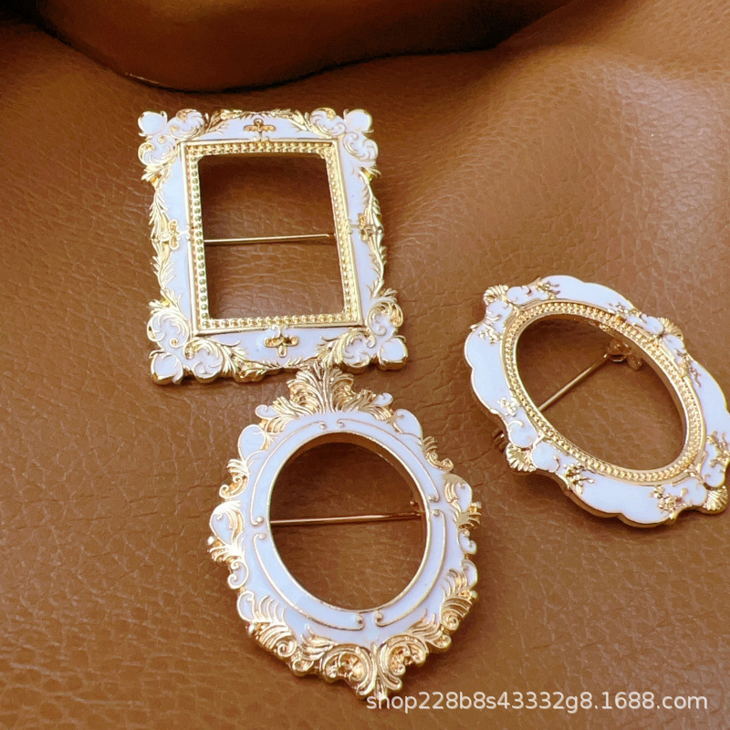 Palace Photo Frame Brooch Pin Embossed Exquisite French Small Simple Pattern Vintage Artistic Baroque David Female