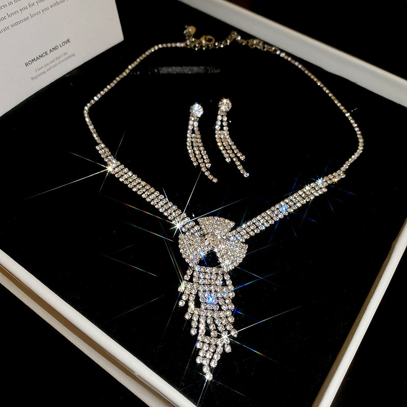 Picture of European and American light luxury high-end zircon jewelry suit necklace niche retro clavicle chain fashion Joker jewelry wholesale