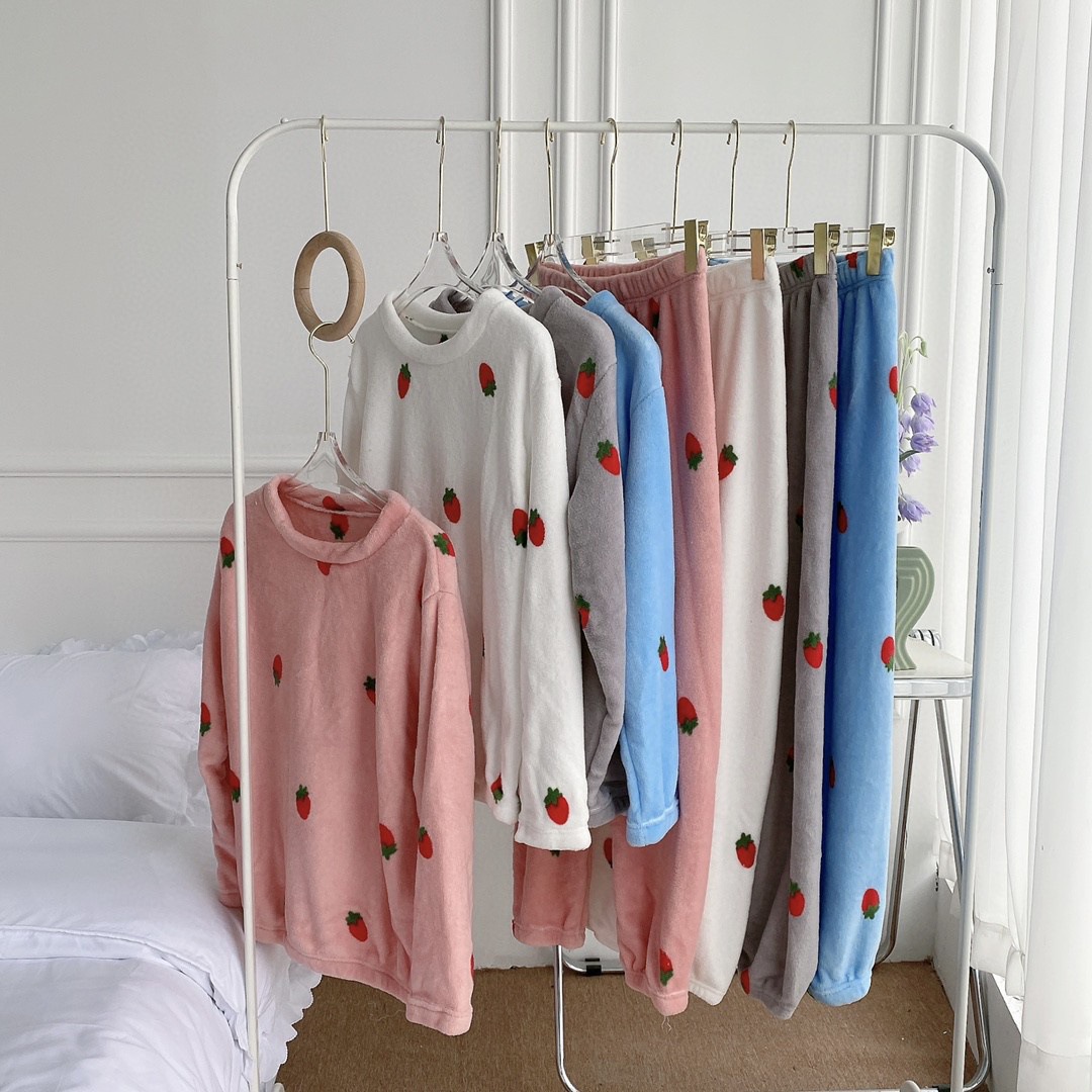 2025 New Autumn and Winter Strawberry Coral Velvet Pajamas Set Two-Piece Outer Wear Cute Girl Cherry Home Clothes for Women