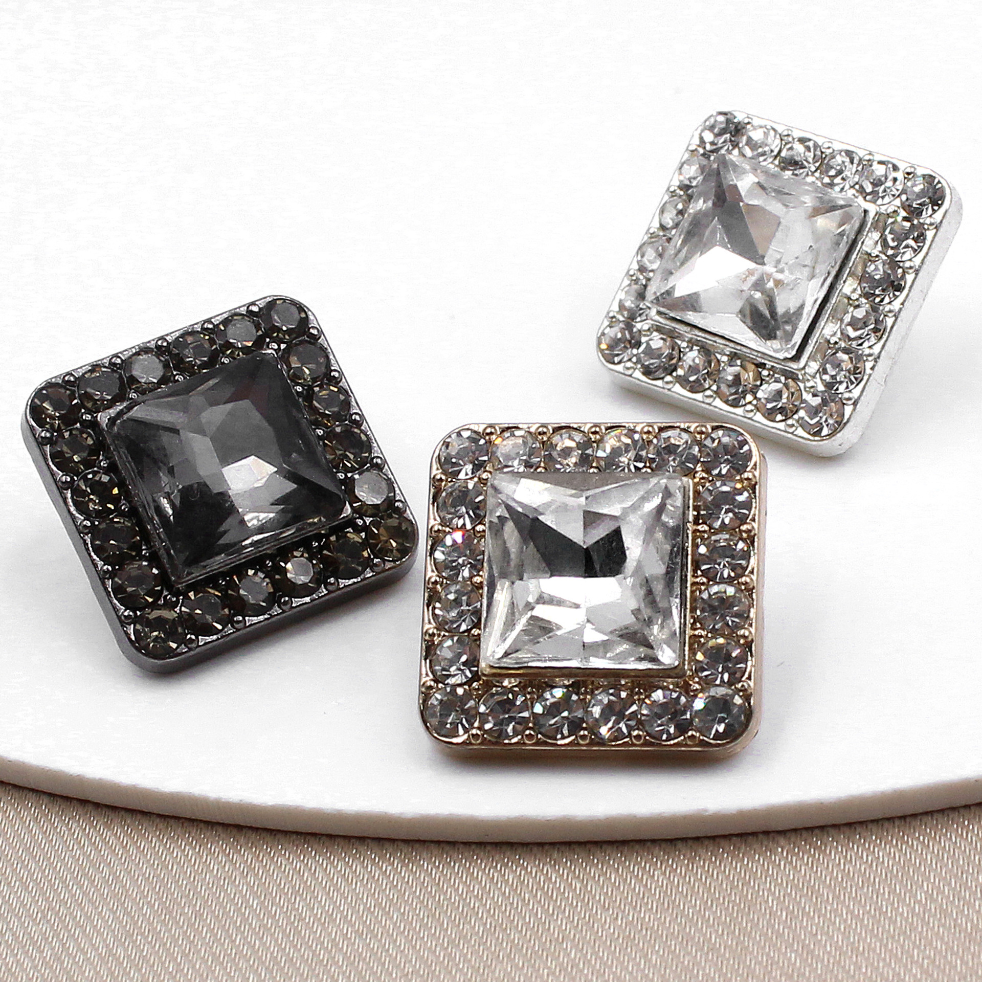 Recommended Popular Items: Exquisite Metal Buttons, Square Dazzling Crystal Buttons, Top Choice for Live Streaming Internet Celebrities, Hollow Buttons