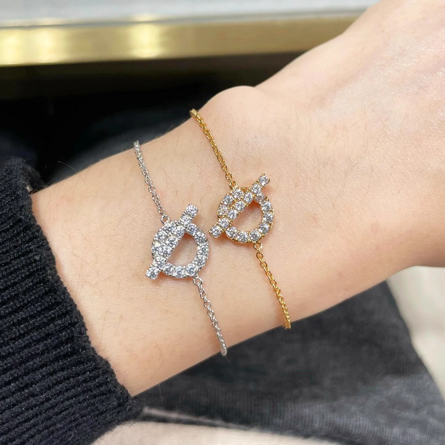 V Gold Little Q Pig Nose Bracelet for Women, Thick Electroplated 18K Rose Gold Fashionable Versatile Ot Letter Bracelet 2023 New Model