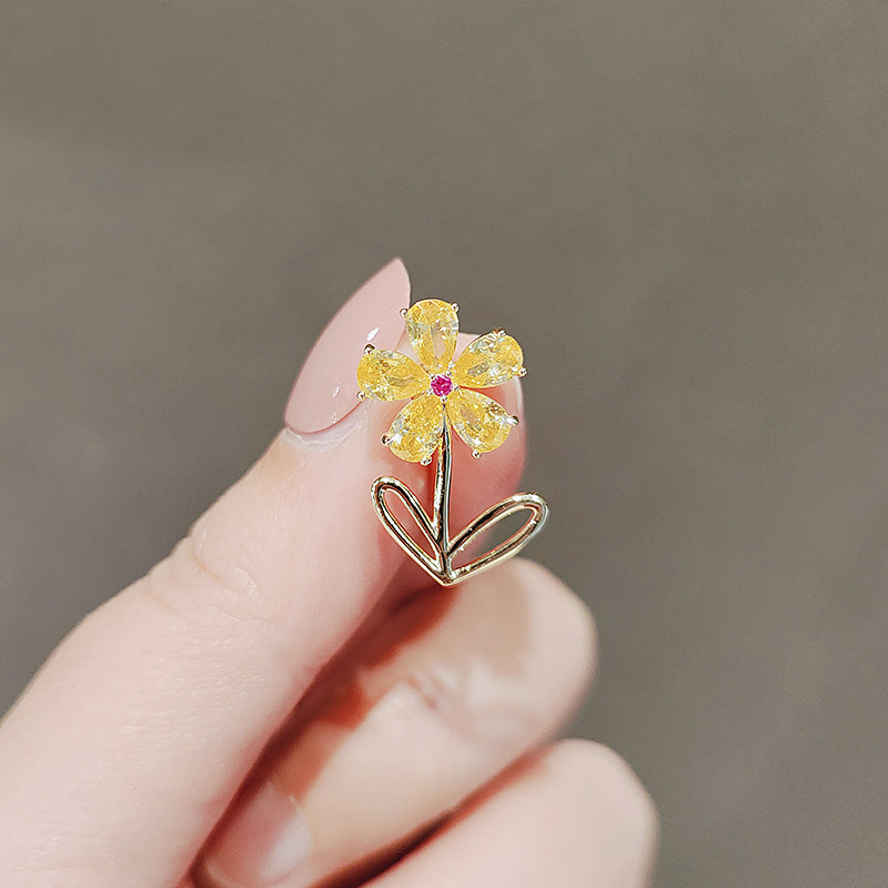 New wholesale cute high-end small flower brooch women's fashion personality imitation crystal pin anti-light brooch cardigan accessories