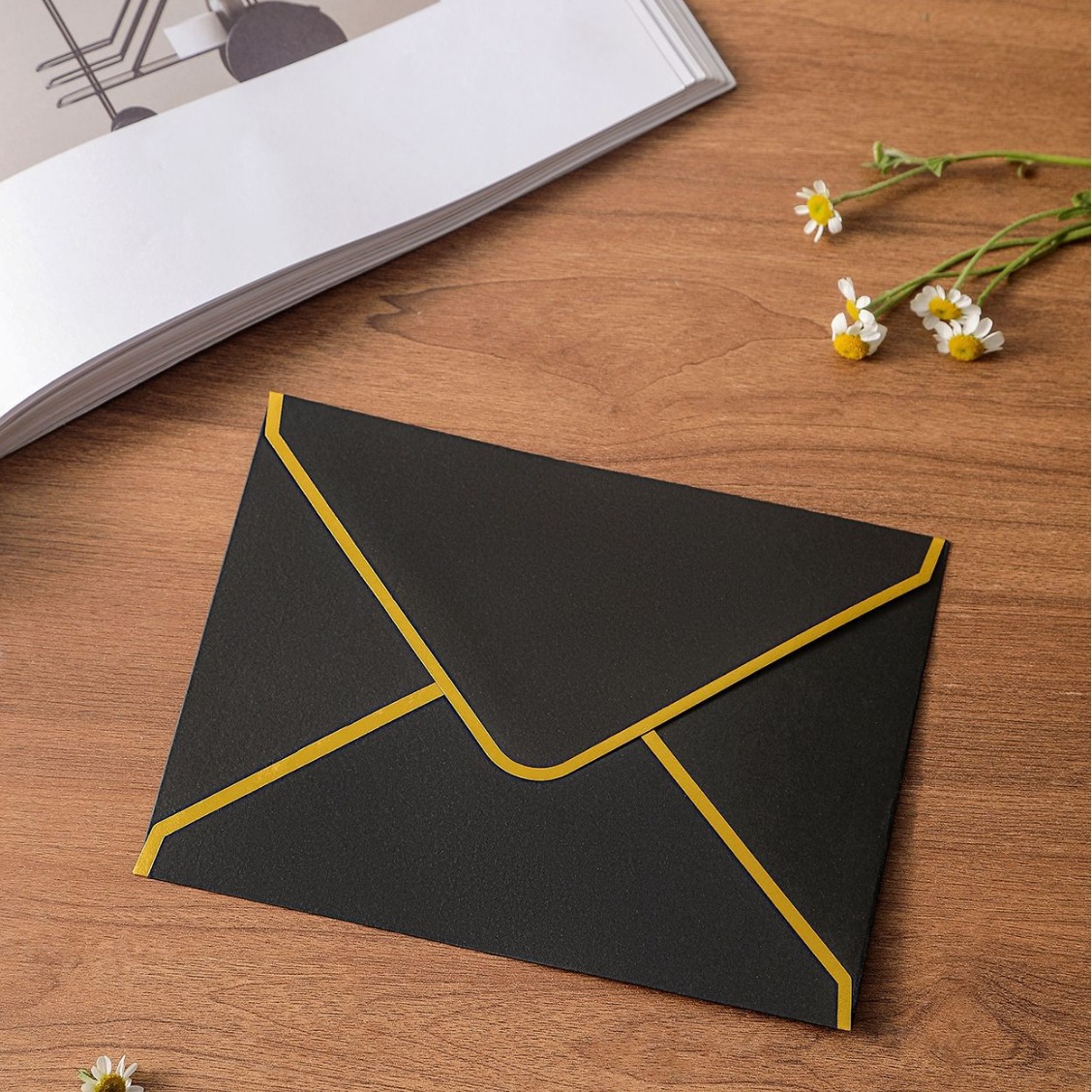 Picture of Western-style triangle bronzing envelope diamond colored gummed paper Pearl paper business invitation can add logo factory wholesale