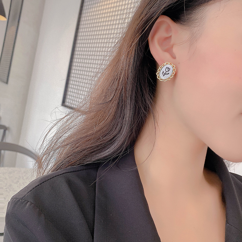 Picture of S925 Silver South Korea Dongdaemun Earrings French Retro All-match Niche Geometric Lace Tulip Earrings B563