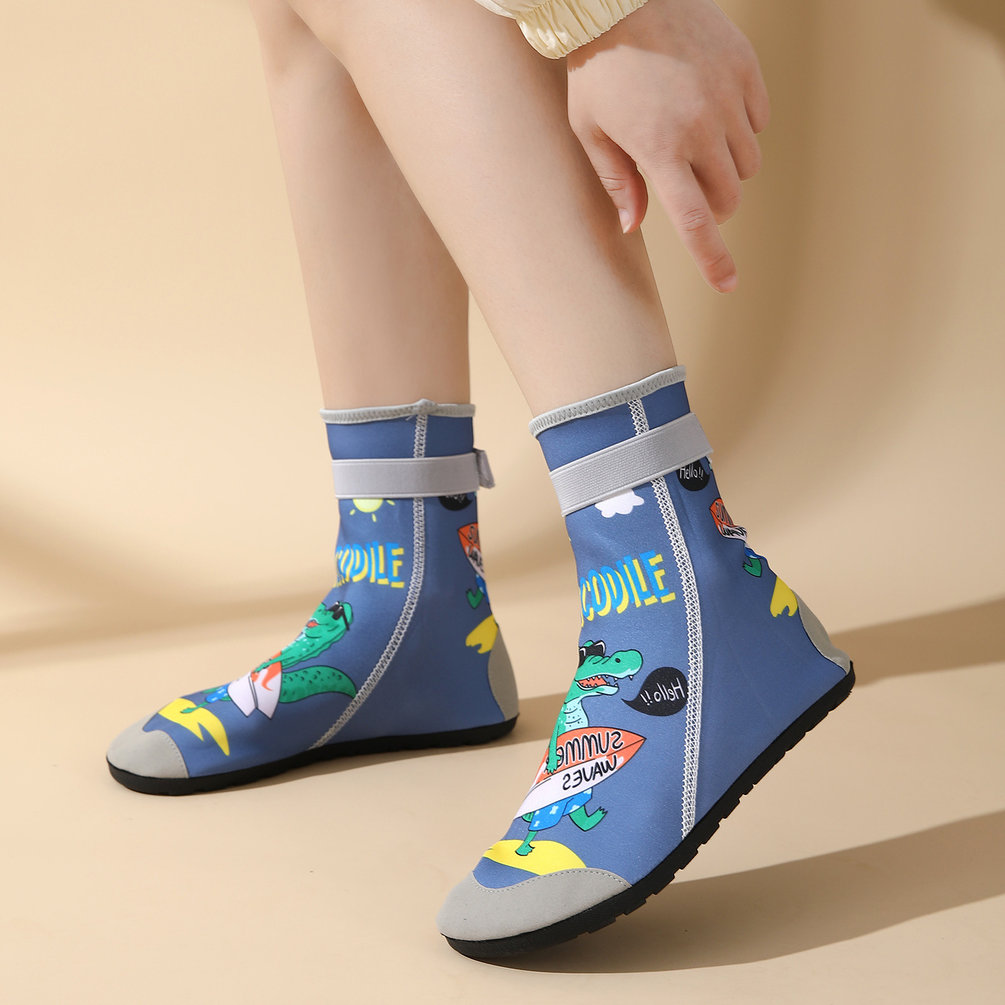 Picture of High-Top Kidsren's Beach Shoes, Adult Non-Slip and Anti-Cut Diving Shoes, Snorkeling Shoes, Swimming and Wading Baby Beach Socks