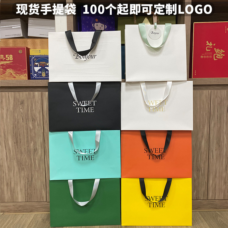 Spot portable paper bag custom high sense clothing store kraft paper gift bag custom small batch printed logo