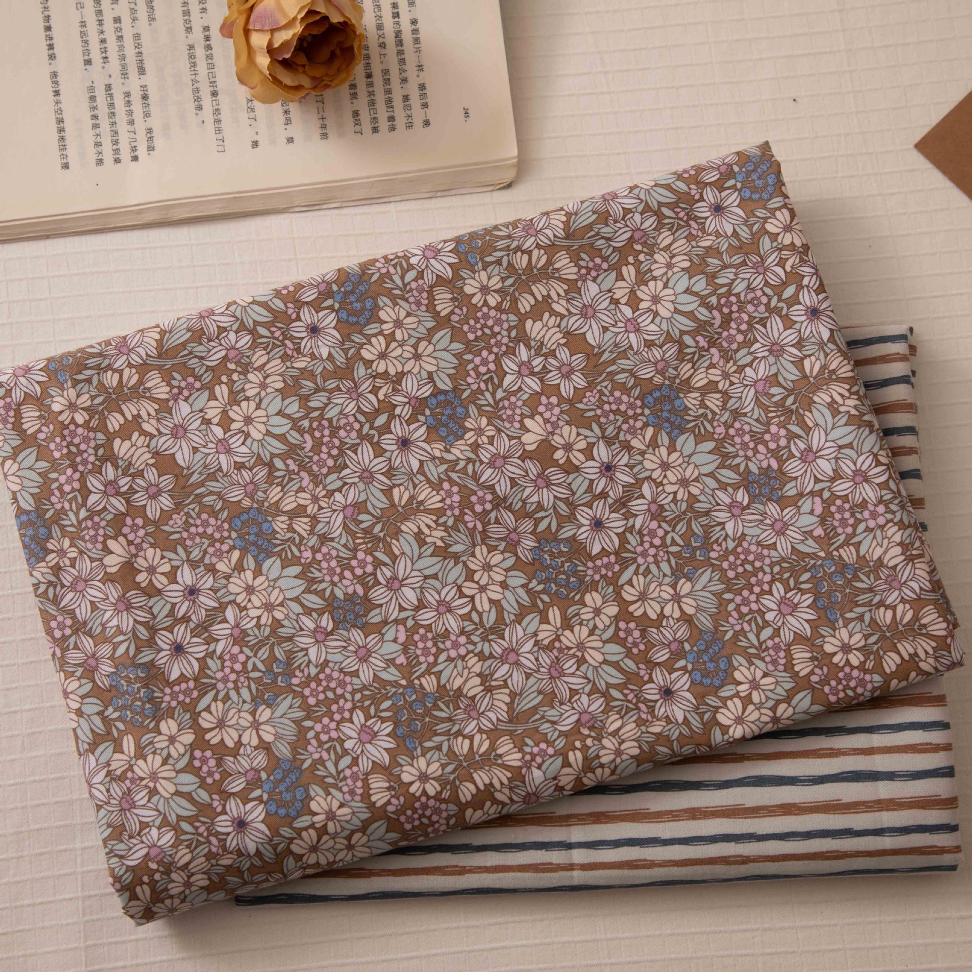 Wholesale Supply of 133*72 Twill Printed Fabric, Small Flower 40 Count Cotton Fabric, 1.6m Width