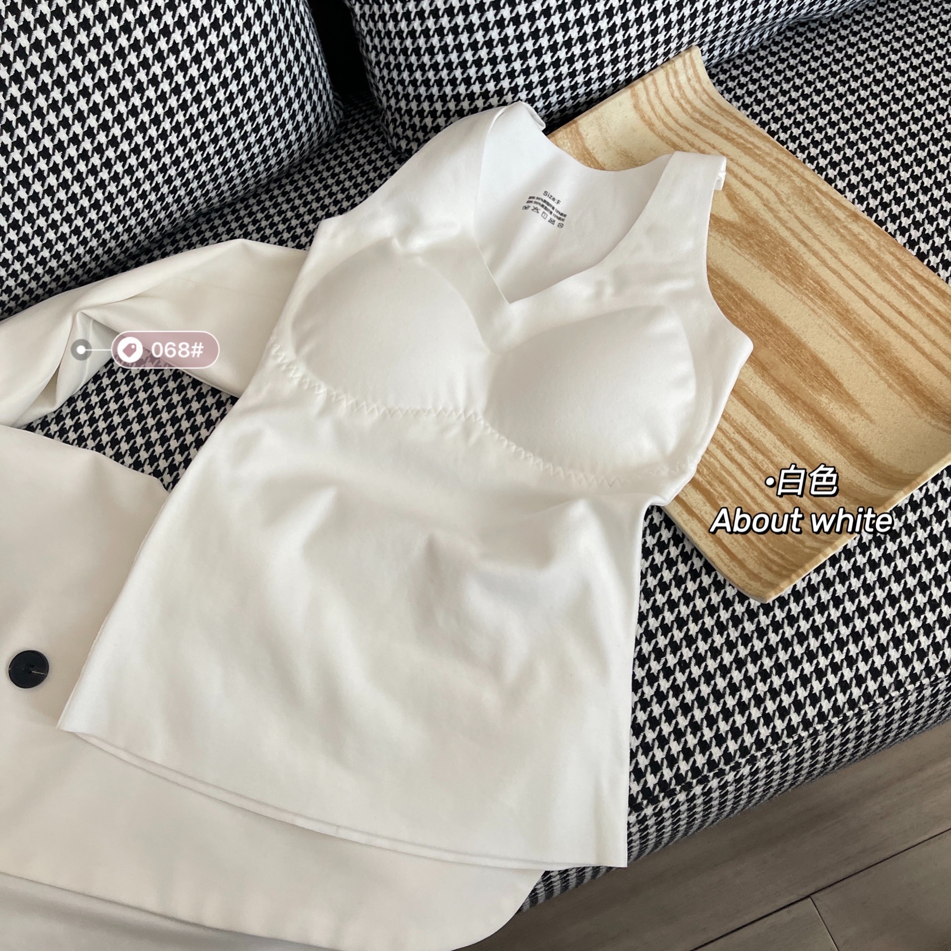Picture of Autumn and winter New Hot warm vest seamless V-neck flower lace one-piece fixed Cup slim base underwear